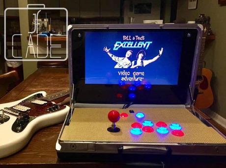 Il transforme des mallettes des 80’s en bornes d’arcade