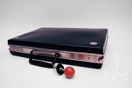 Il transforme des mallettes des 80’s en bornes d’arcade