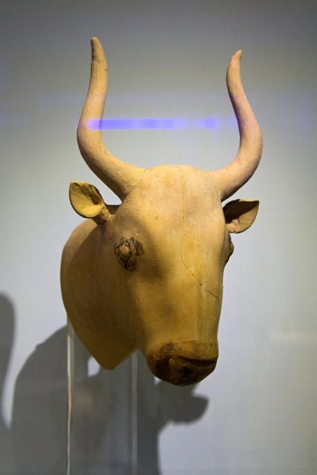 Art minoen : tête de taureau de Phaistos.