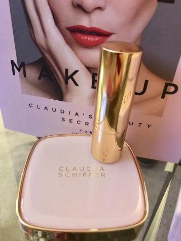 Beauté) Claudia Schiffer lance sa marque de make-up !