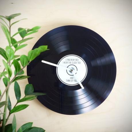 Horloge au style vinyle pour un effet vintage garanti