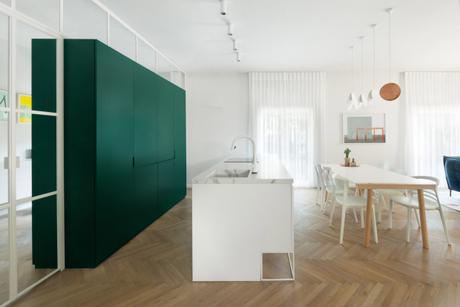 Un appartement blanc aux notes ultra colorées