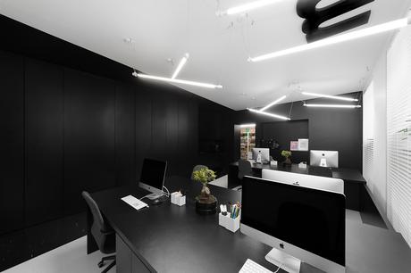 Les nouveaux bureaux monochromes du studio Mode:lina en Pologne