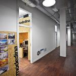 Les nouveaux bureaux monochromes du studio Mode:lina en Pologne