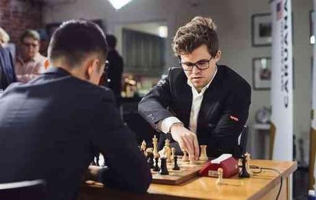 Le dernier match entre le champion du monde d'échecs Magnus Carlsen et le Chinois Ding Liren