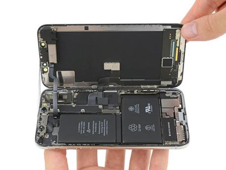 iPhone X : son démontage par iFixit révèle la double batterie en L