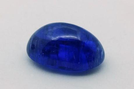 pierre de tanzanite bleu taillée en cabochon