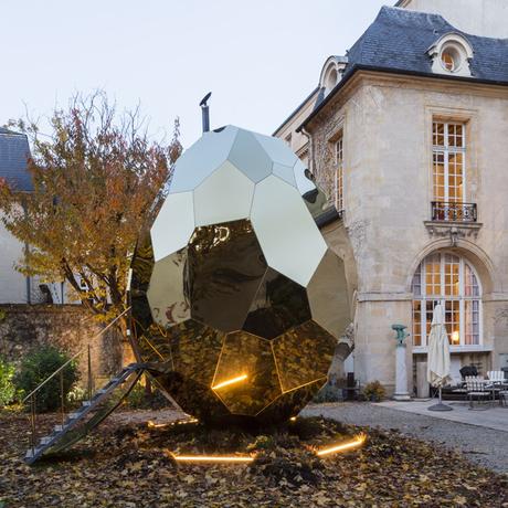 Paris : un sauna « Solar Egg » s’installe dans le jardin de l’Institut suédois