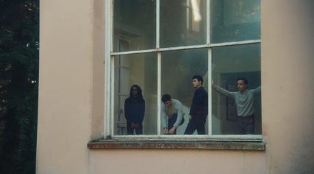 BB Brunes, un intriguant double clip pour « Terrain Vague » et « Pyromane »