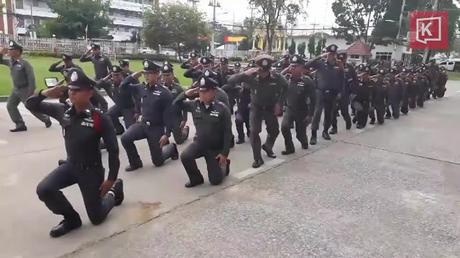Armée et police Thaïlandaise, nouveau salut, nouveau look (vidéo) Armée et police Thaïlandaise, nouveau salut, nouveau look (vidéo)