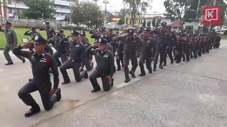 Armée et police Thaïlandaise, nouveau salut, nouveau look (vidéo)