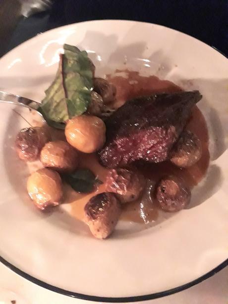 Pièce de bœuf, pommes grenailles C© GOURMETS&co