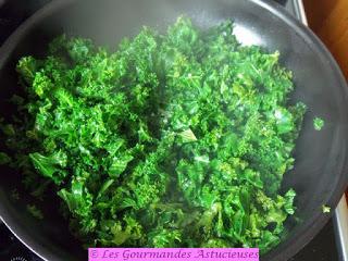 Salade tiède riz-Kale, accompagnée de poivrons, roquette et radis Daikon (Vegan)