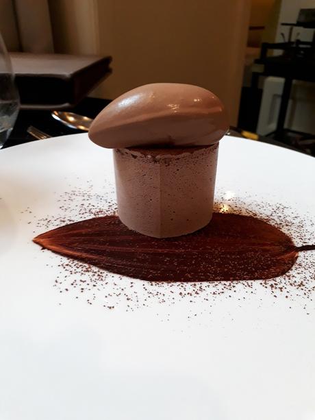 Meringue cacao, crémeux, feuille croquante, glace. Chocolar Macaé © Gourmets&co