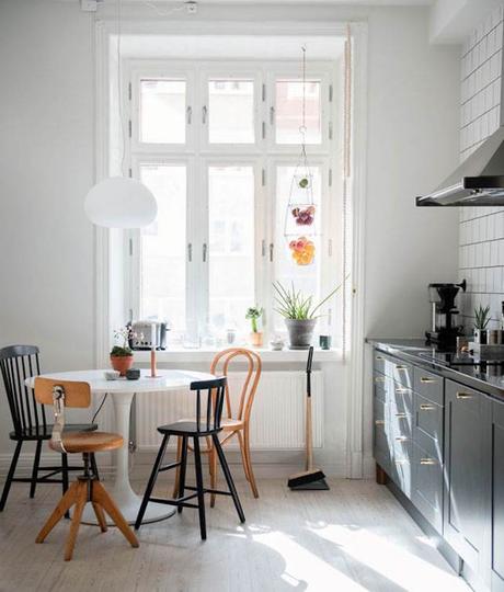 appartement familial suédois cuisine chaises dépareillées table ronde
