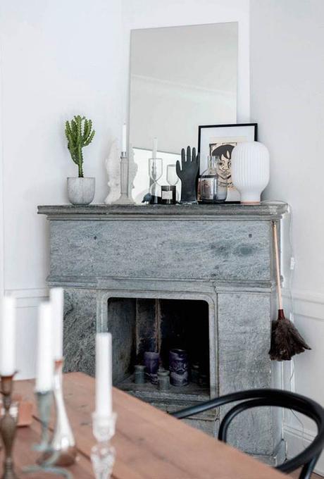 appartement familial suédois cheminée marbre gris clair étagère main
