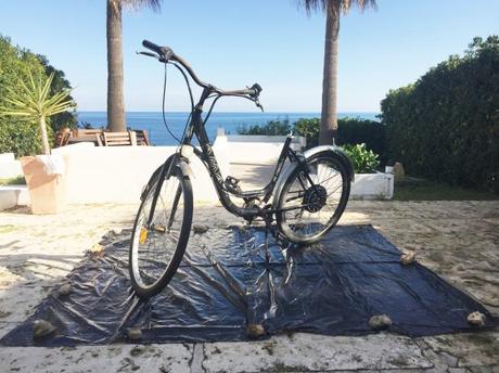 On protège la surface en dessous - upcycling customisation vélo