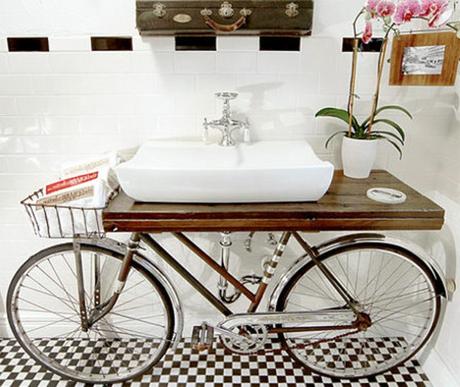 Un ancien vélo comme support de lavabo pour une déco vintage et tendance