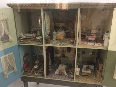 Découvrir la vie domestique d'hier grâce à d'anciennes maisons de poupées