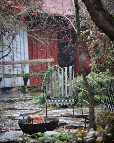 Déco d'hiver dans le jardin d'une ferme suédoise