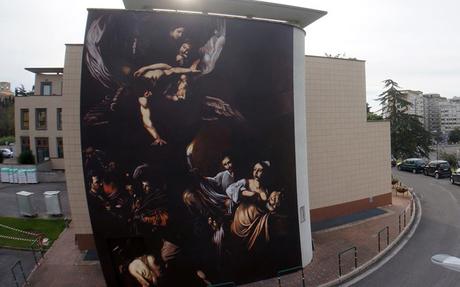 Rome : une œuvre du Caravage devient un gigantesque street art