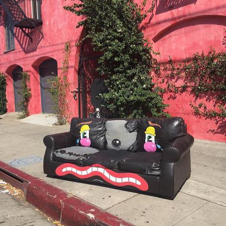 Ce street-artist fait pleurer nos meubles abandonnés