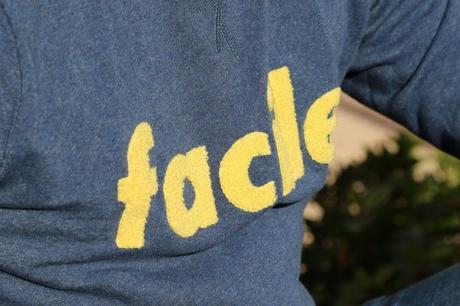 Look Les garçons faciles sweatshirt en molleton + inscription “FACILE” de couleur, en broderie style “bouclette” - @Lhommetendance.fr 