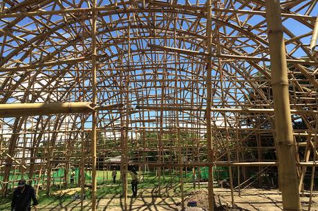 La salle de sport construite en bambou de la Panyaden School signée Chiangmai Life Construction