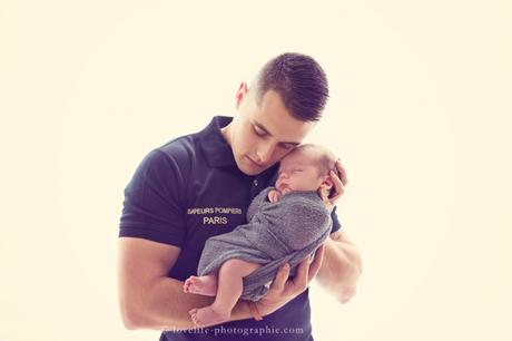 Photographe nouveau né Rueil Malmaison 92 bébé dans les bras de son papa pompier