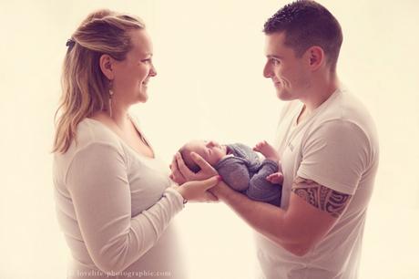 Photographe nouveau né Rueil Malmaison 92 bébé dans les bras de ses parents