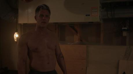 SEXY : Sheriff Keller shirtless in Riverdale 2×7