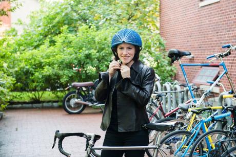 Un casque pliable et recyclable pour les vélos en libre service