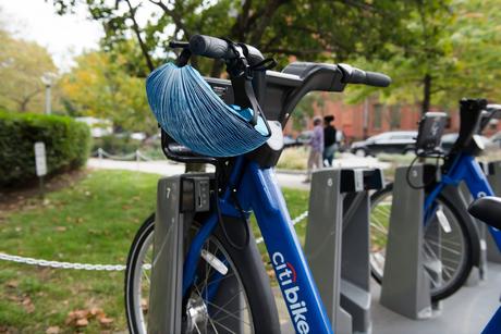 Un casque pliable et recyclable pour les vélos en libre service