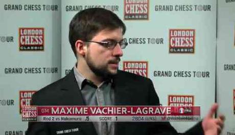 Le meilleur joueur d'échecs français Maxime Vachier-Lagrave au micro de Maurice Ashley, après sa nulle avec les Blancs contre Hikaru Nakamura dans la ronde 1 du London Chess Classic 