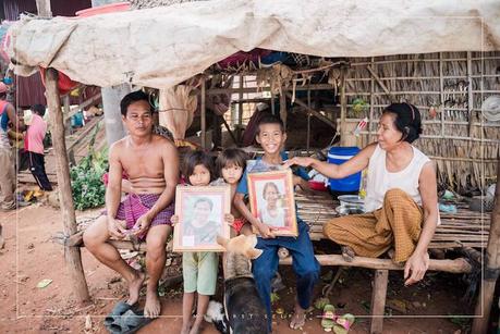 Au Cambodge, ce photographe les prend en photo et leur offre leur premier portrait