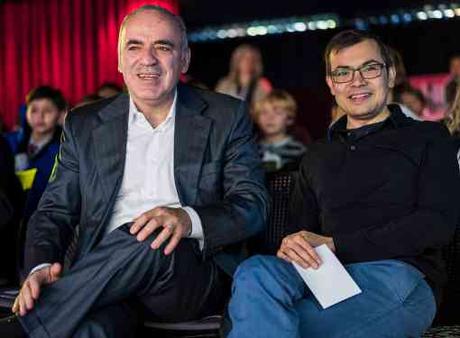 Garry Kasparov et Demis Hassabis, le directeur de DeepMind, une filiale de Google, qui a fait une nouvelle démonstration des performances de son programme d'intelligence artificielle