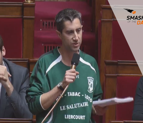 Quand un député se pointe à l’Assemblée Nationale avec un maillot de foot