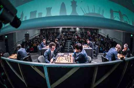 Une vue originale de la scène avec les joueurs d'échecs avec au fond les spectateurs - Photo © Lennart Ootes