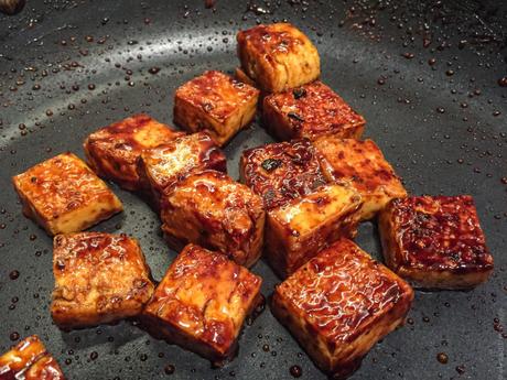 Recette de fêtes – Potimarron rôti, poires et tofu caramélisé