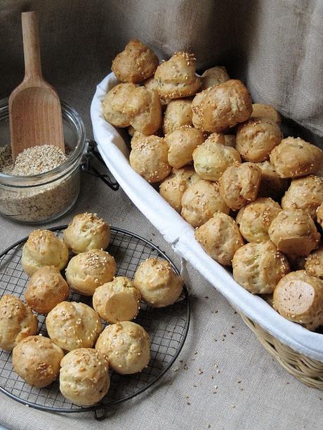 Gougères au roquefort & aux graines de sésame