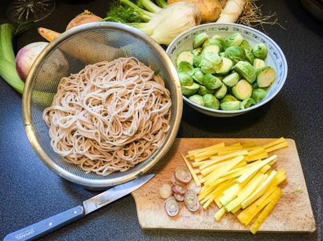 Poêlée nippone – Wok de nouilles soba et choux de Bruxelles