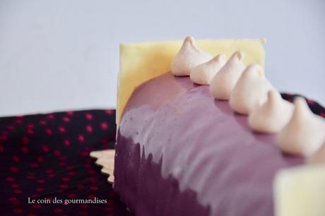 Bûche au chocolat blanc et cerise Bûche au chocolat blanc et cerise