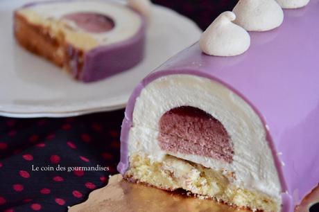 Bûche au chocolat blanc et cerise Bûche au chocolat blanc et cerise