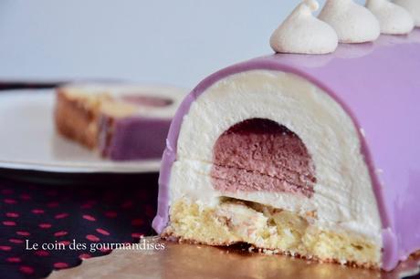 Bûche au chocolat blanc et cerise Bûche au chocolat blanc et cerise