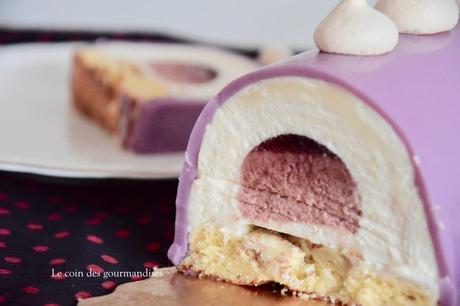 Bûche au chocolat blanc et cerise Bûche au chocolat blanc et cerise