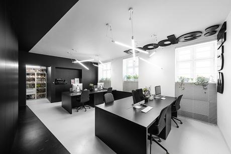 Les bureaux du studio d’architecture Mode:Lina, une ode au monochrome