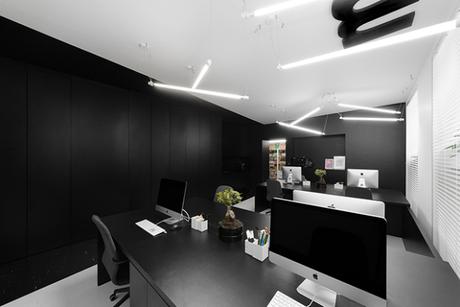 Les bureaux du studio d’architecture Mode:Lina, une ode au monochrome