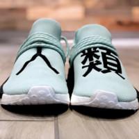 Une paire de sneakers Pharell X Adidas Hu NMD vendue 12 000 dollars