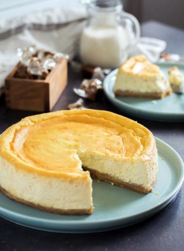 Recette bio : Cheesecake à la ricotta bio Bonneterre, spéculoos bio Bonneterre et caramel beurre salé