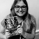 Photo de profil de Amheliie Amhe Auteur, L’image contient peut-être : 1 personne, sourit, lunettes